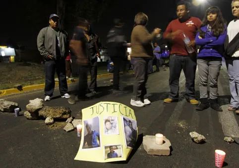 Exigen justicia por joven asesinado por un policía en Romero Vargas