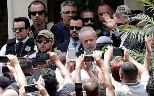 Lula sólo pudo estar dos horas en sepelio de su nieto; regresa a prisión