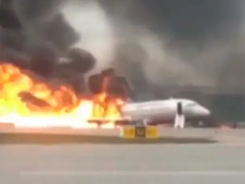 VIDEO: Se incendia avión en Rusia; al menos un muerto y 4 heridos