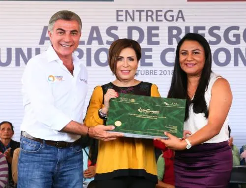 Rosario Robles y Tony Gali entregan atlas de riesgos y obras en Coronango