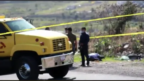 Ejecutan a comerciante de pollos y dejan su cuerpo en carretera a Azumiatla