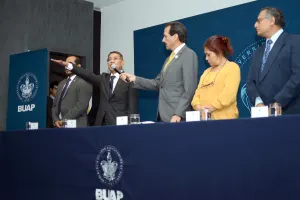 Rector BUAP toma protesta al nuevo director de la Facultad de Economía