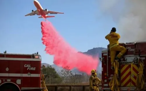 Trump amenaza recortar fondos para incendios en California