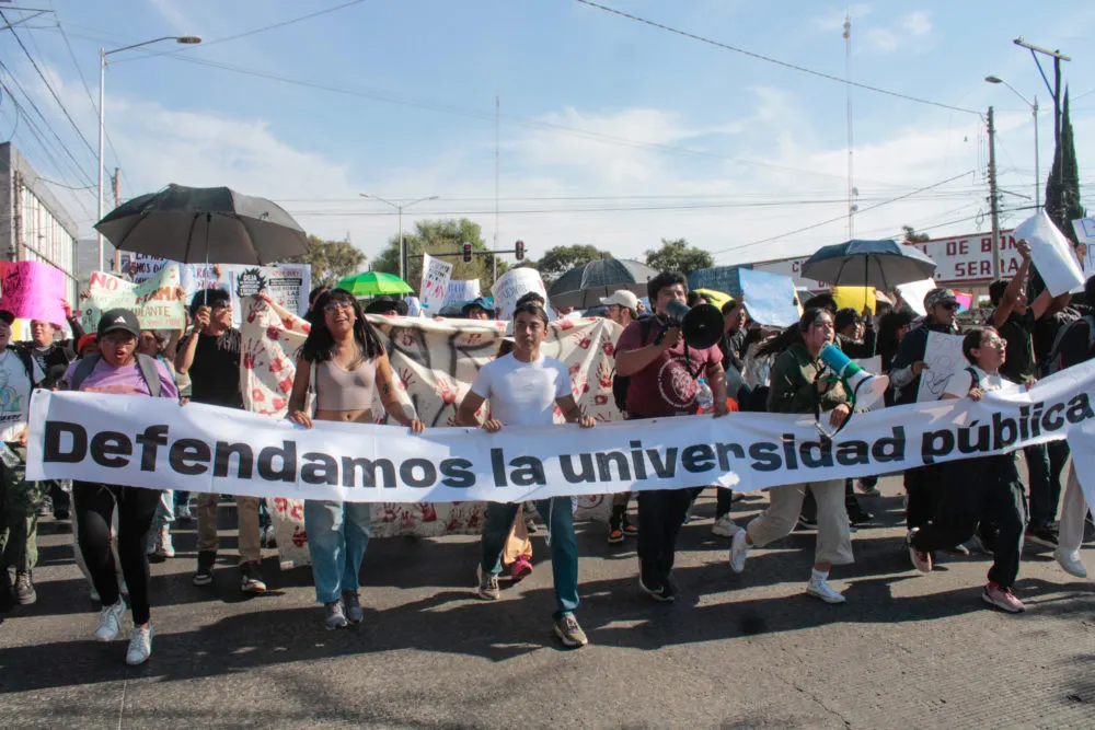 Estudiantes de la BUAP marchan al zócalo para exigir cumplimiento de acuerdos tras paro estudiantil