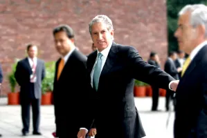 Arturo Montiel será arrestado si pone un pie fuera de México