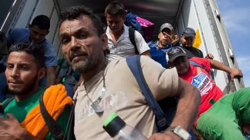 Solicitan refugio 300 salvadoreños de la tercera caravana migrante
