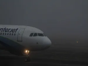 Suspenden aterrizajes en el AICM por banco de niebla