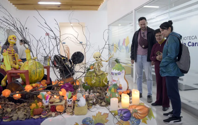 Catrinas y calabazas llenan de tradición la Universidad para Adultos de la BUAP