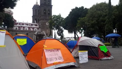 Trabajadores despedidos del Ayuntamiento acampan en el zócalo