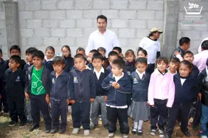 Néstor Camarillo inicia construcción de comedor para primaria de Villanueva