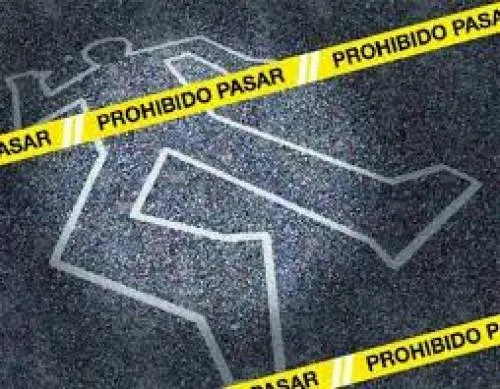 Motociclista muere al impactarse contra poste de luz