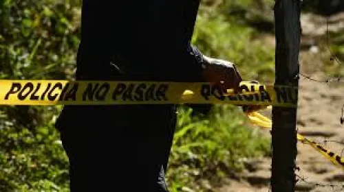 Dentro de un auto encuentran cadáver calcinado, en Xalmimilulco