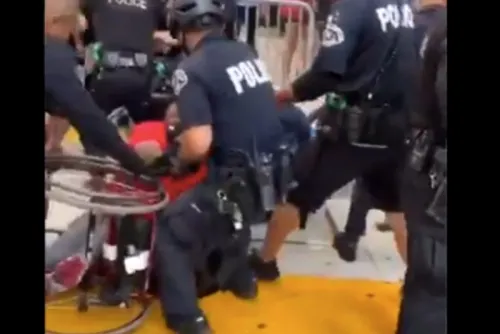 Tras violenta detención de afroamericano en silla de ruedas, policía de LA dice que llevaba un arma