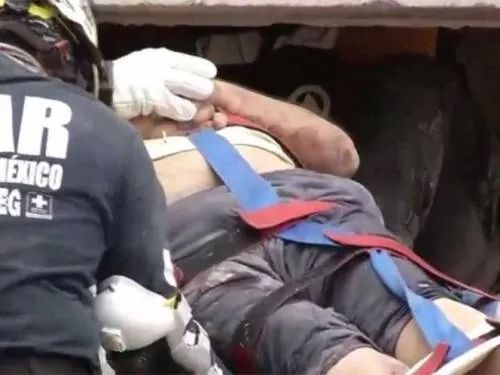 Video: Rescatan a adulto mayor en Lindavista