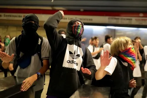 Manifestantes realizan evasiones en metro de Santiago de Chile