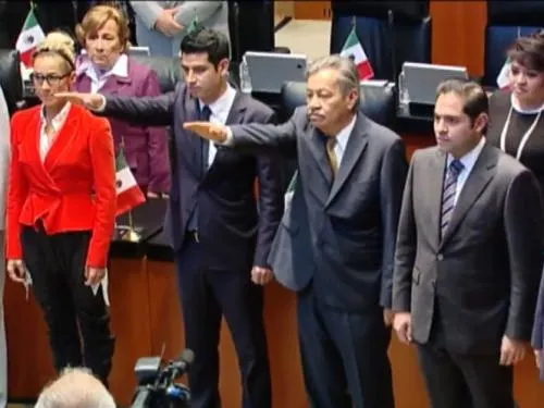 Enrique Murat toma lugar de Manuel Velasco en Senado