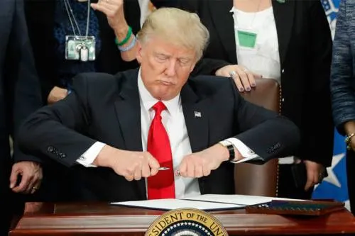 Trump propone recortes a diversos programas para financiar muro