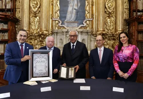 Recibe Fernando Checa, exdirector del Museo del Prado, la Clavis Palafoxiana