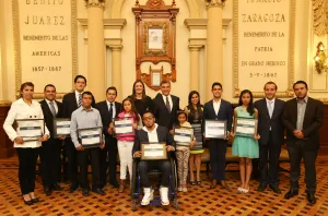 Tony Gali entrega Premio Municipal de la Juventud