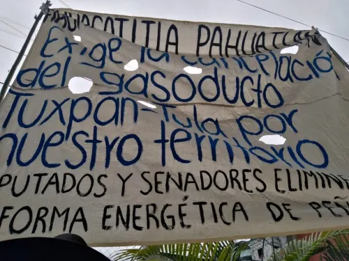 Con protesta reciben a AMLO en Pahuatlán; le exigen que suspenda el gasoducto Tuxpan-Tula