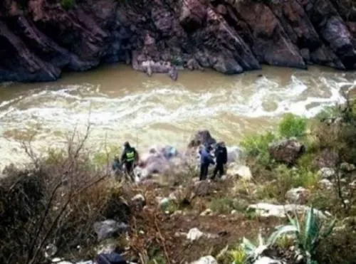 Camioneta cae a abismo en Perú; al menos 7 muertos