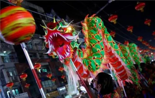 China celebra el año nuevo 4716: el gallo cede paso al perro