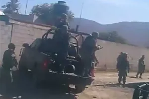 Circula video en el que vecinos de Palmarito repelen a militares