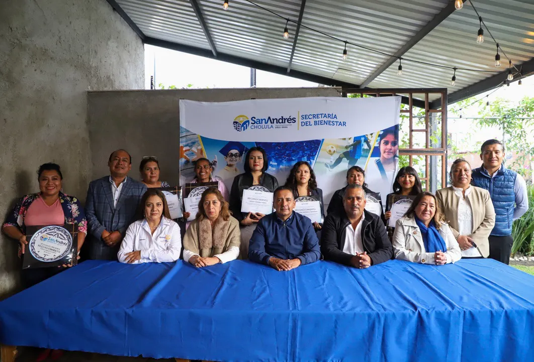 Entrega Edmundo Tlatehui reconocimientos a docentes del IEEA, por su contribución para abatir el rezago educativo