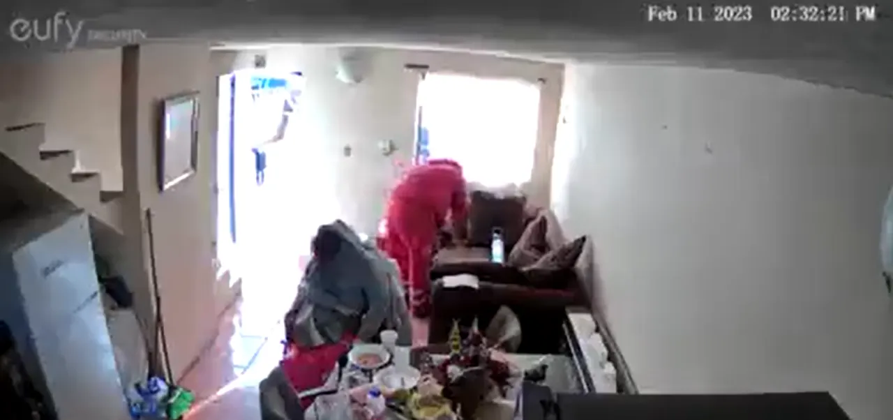 Paramédico roba a muerta