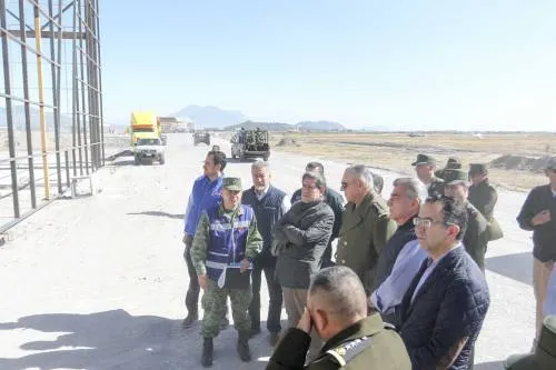 Salvador Cienfuegos y Tony Gali supervisan avances en la industria militar