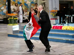 Espontáneo irrumpe con bandera mexicana en entrega de Nobel de la Paz