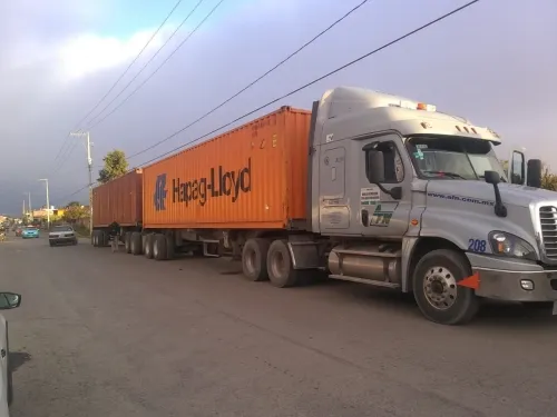 Recuperan policías de San Pedro Cholula trailer robado; hay 2 detenidos