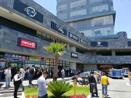 Explosión de transformador provocó evacuación de Plaza Natyvo en Angelópolis