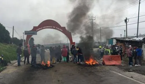 Bloquean la carretera México-Cuernavaca tras la muerte de bebé en autobús de pasajeros