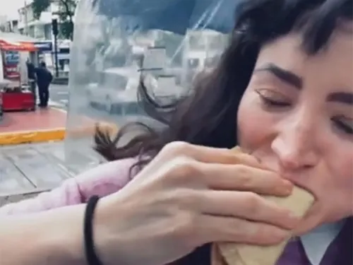 #Lady3pesos se graba comiendo tacos de chicharrón en la calle