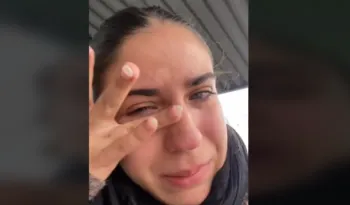 Joven llora desconsolada por reprobar su examen de manejo; “no sirvo ni para hacer un huevo frito”