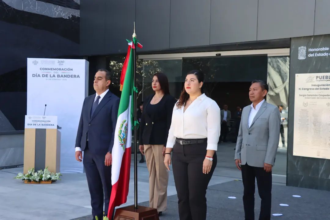 Congreso de Puebla honor al lábaro patrio
