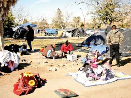 Trump arriesga vida de migrantes, acusan