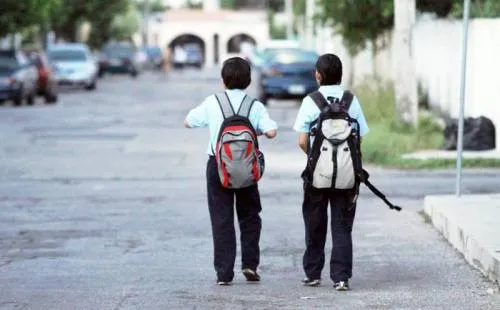 Niños no deben cargar más del  10% de su peso, causa daños físicos