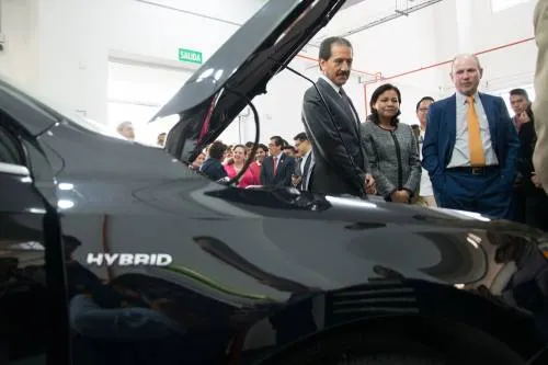 BUAP, única universidad en el país con un auto híbrido para procesos de enseñanza-aprendizaje