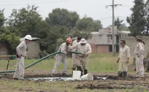 Fuga de combustible por toma clandestina daña terreno en Temaxcalac