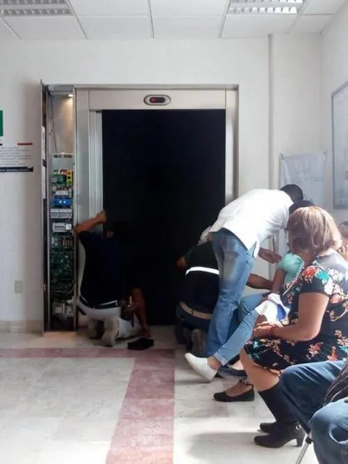 Siete personas quedan atrapadas en elevador del ISSSTE