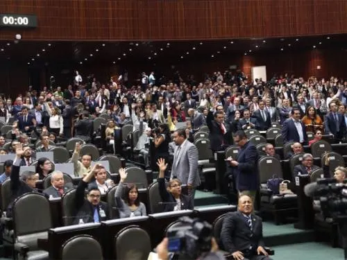 Diputados aprueban, en lo general, ley para bajar sueldos a servidores públicos