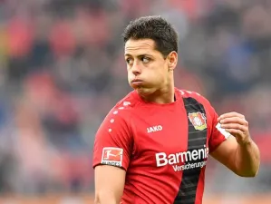 ‘Chicharito’ sale de la banca, pero no evita goleada al Leverkusen