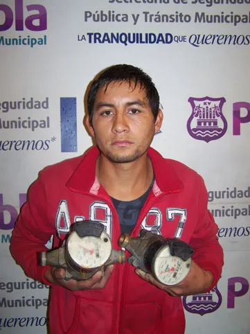 Policía Municipal aseguró a sujeto que habría robado medidores en una vivienda