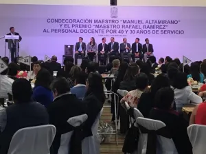 Administración estatal entrega reconocimientos a los maestros