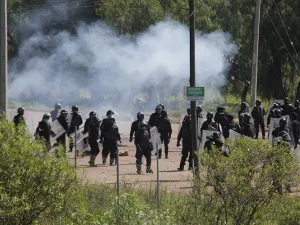 Confirman 21 policías heridos tras disturbios en Oaxaca