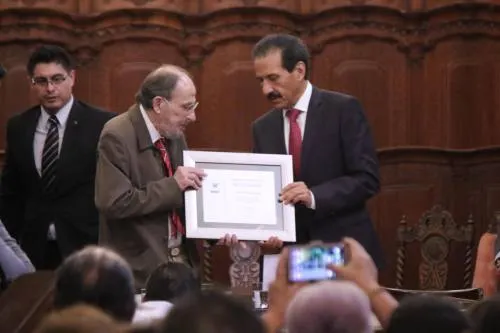 Rector de la BUAP entrega medalla Francisco Javier Clavijero a Humberto Raúl Dorra Zech