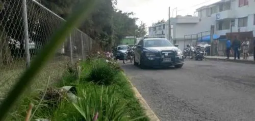 Le disparan a hombre afuera de su casa