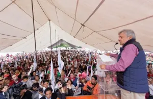 Critica AMLO permanencia de funcionarios intocables